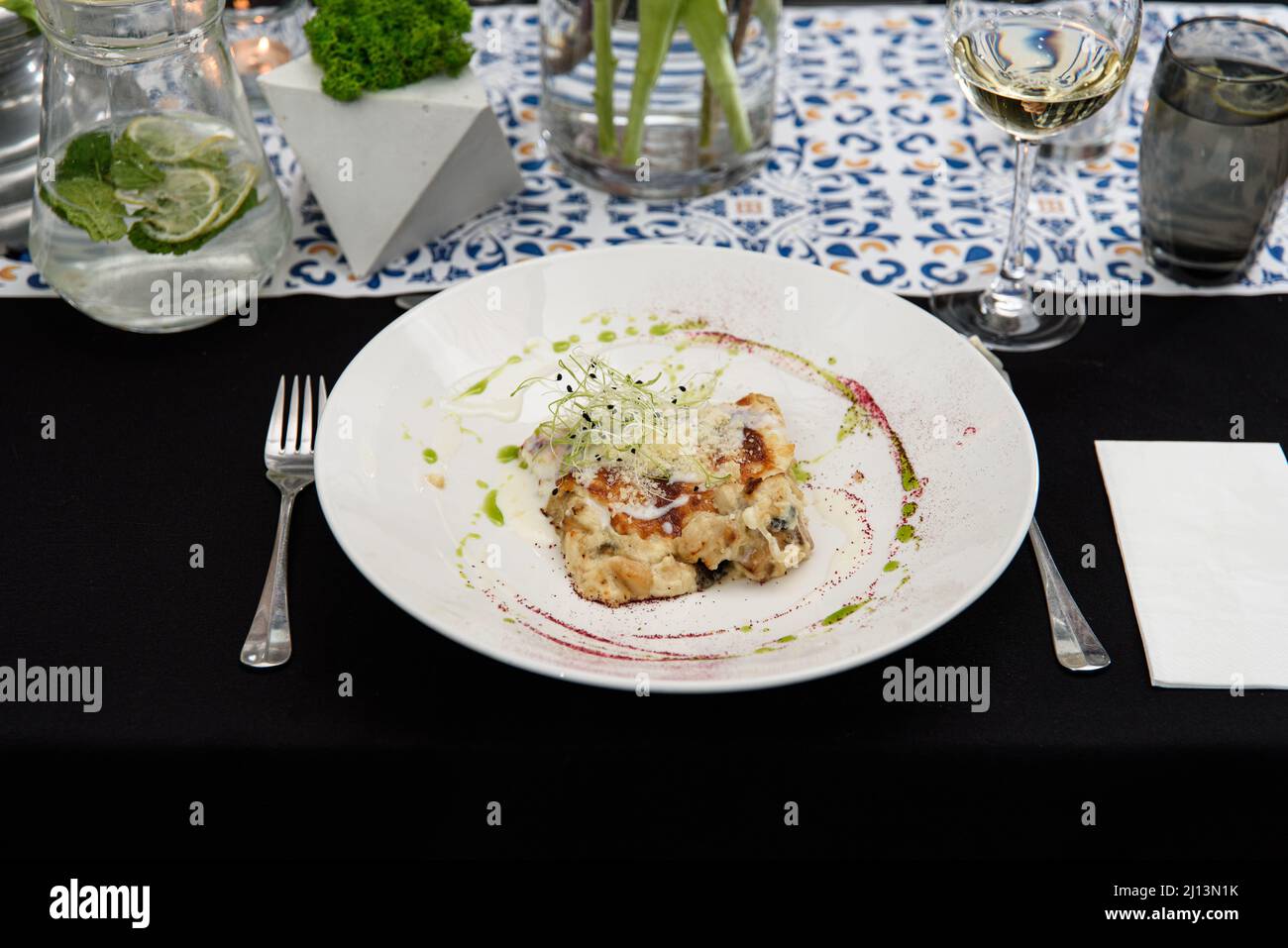Porzione di gratin di patate con funghi e formaggio chanterelles in un ristorante Foto Stock