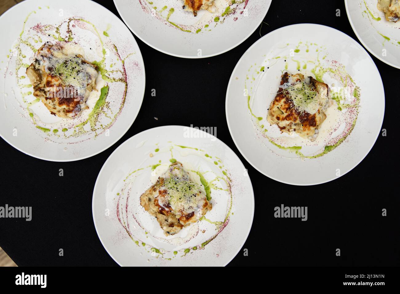 Set di patate gratinate con funghi e formaggio chanterelles in un ristorante Foto Stock