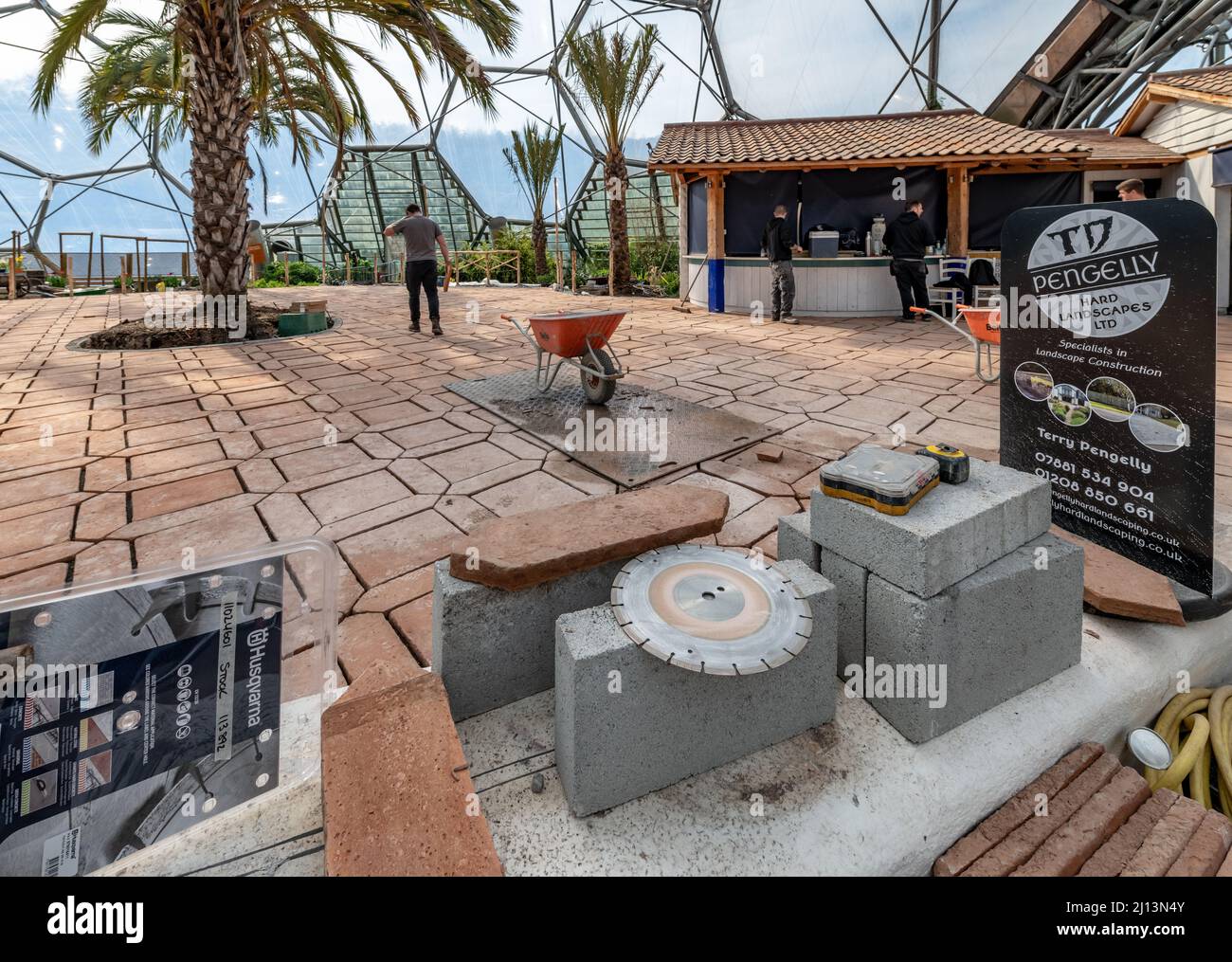 I lavoratori costruendo una nuova area ristorante all'interno dell'Eden Project in Cornovaglia Foto Stock