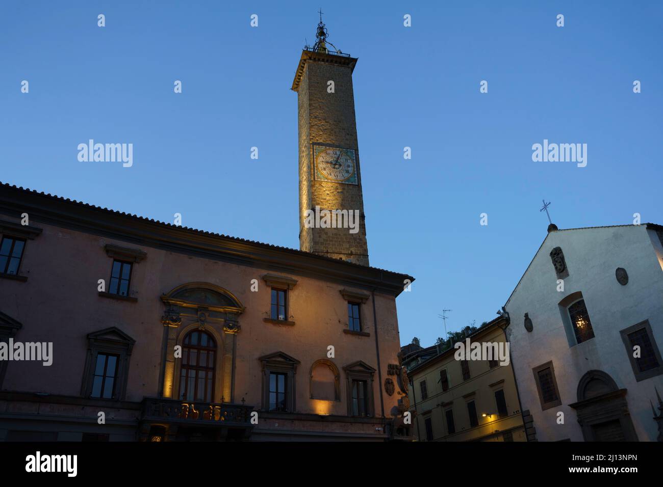 Viterbo, Lazio, Italia: Edifici storici di notte Foto Stock