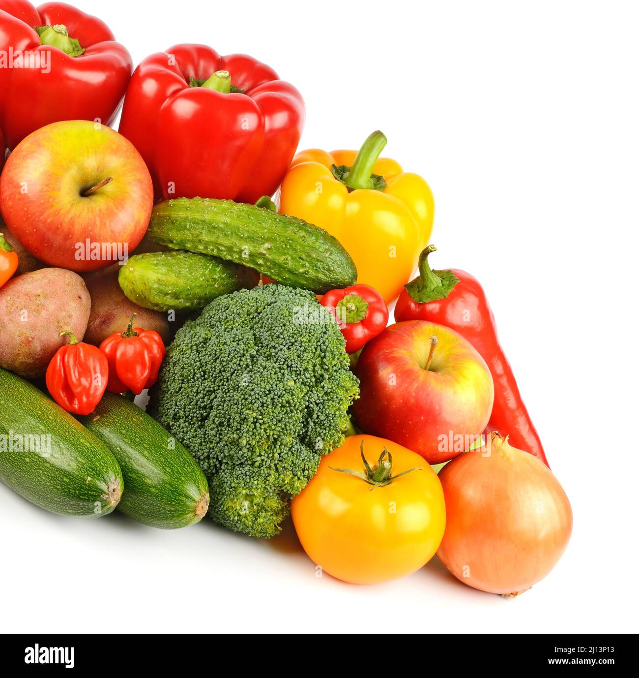 Composizione di verdure fresche e frutta isolata su sfondo bianco. Foto Stock