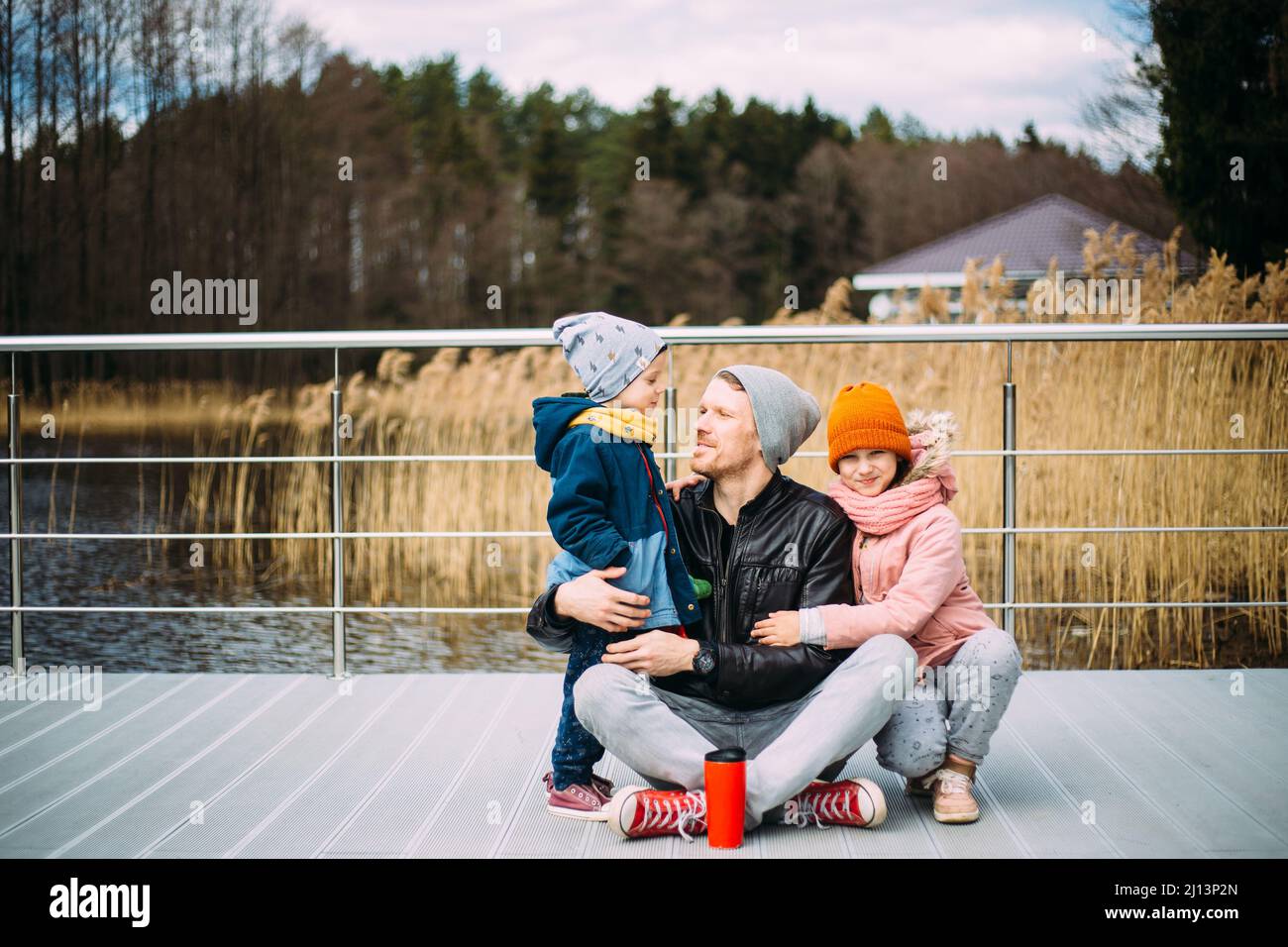 Padre e due bambini camminano in natura in autunno, trascorrono del tempo insieme, Buon divertimento. Foto Stock