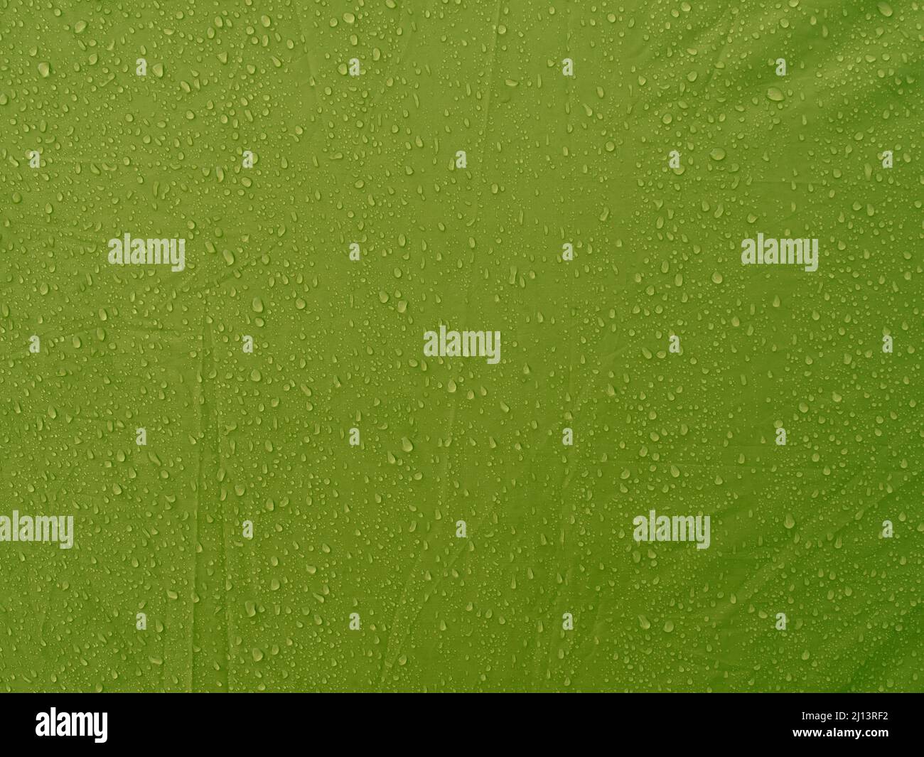 Gocce d'acqua sul tessuto impermeabile della membrana. Rugiada del mattino sulla tenda. Foto Stock