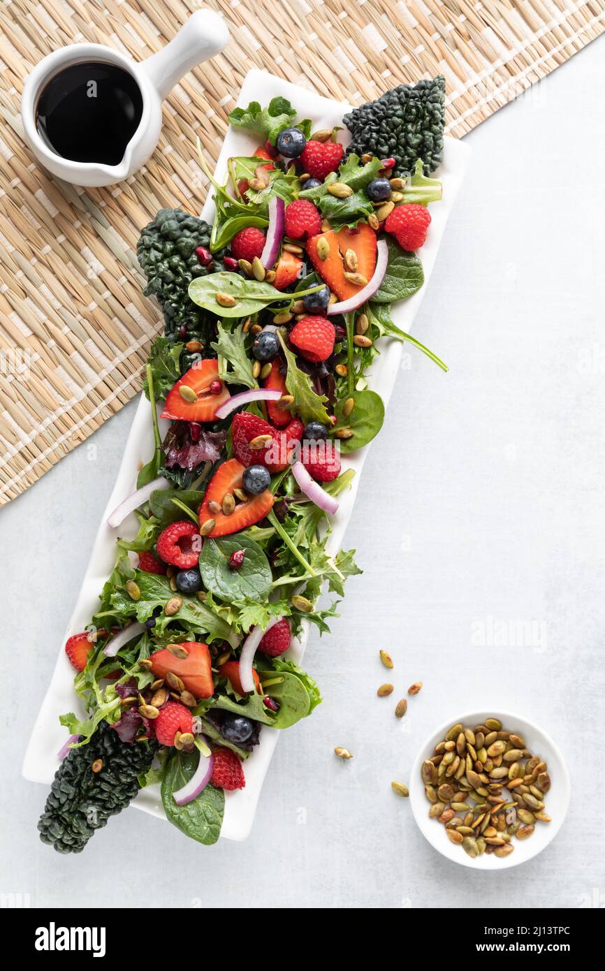Insalata di bacca estiva servita con condimento balsamico e semi di zucca tostati. Foto Stock