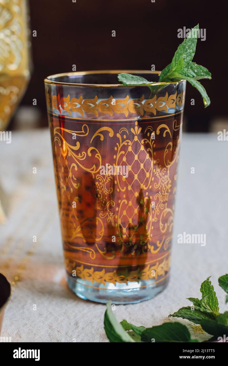 Tè alla menta marocchino in vetro dorato Foto Stock