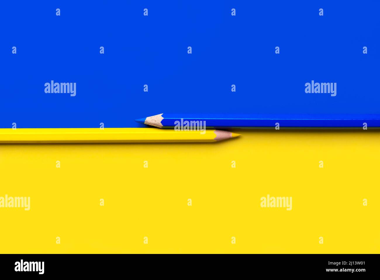 Bandiera dell'Ucraina con matita blu e gialla con spazio per la copia Foto Stock
