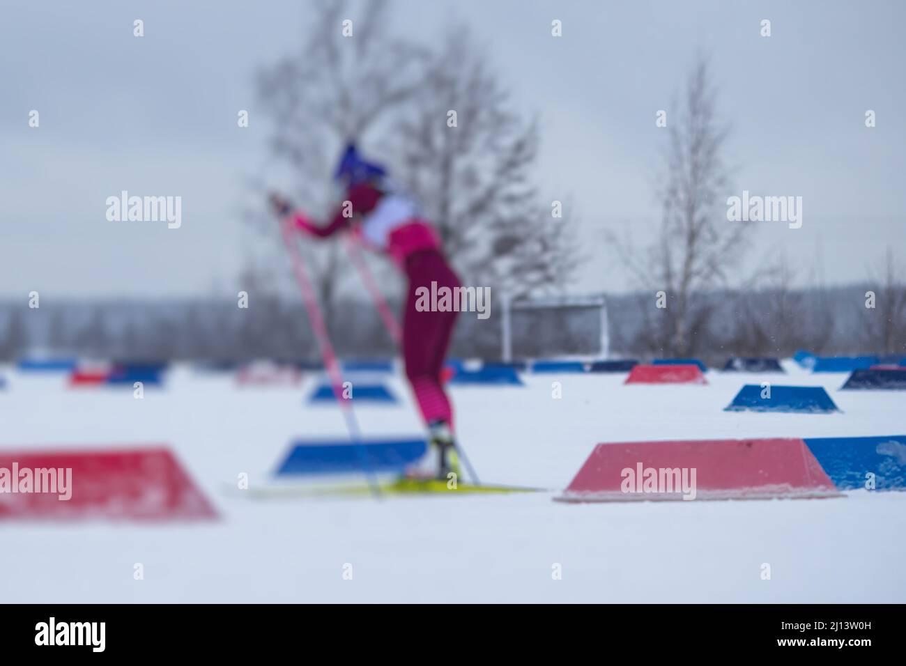 Gara di sci alpino slalom, atleti pronti ad iniziare gare di sci su pista, sci nordico su pista in inverno, slalom gigante, Foto Stock