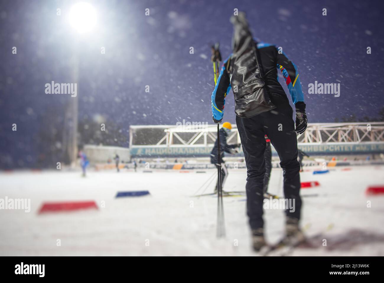 Gara di sci alpino slalom, atleti pronti ad iniziare gare di sci su pista, sci nordico su pista in inverno, slalom gigante, Foto Stock