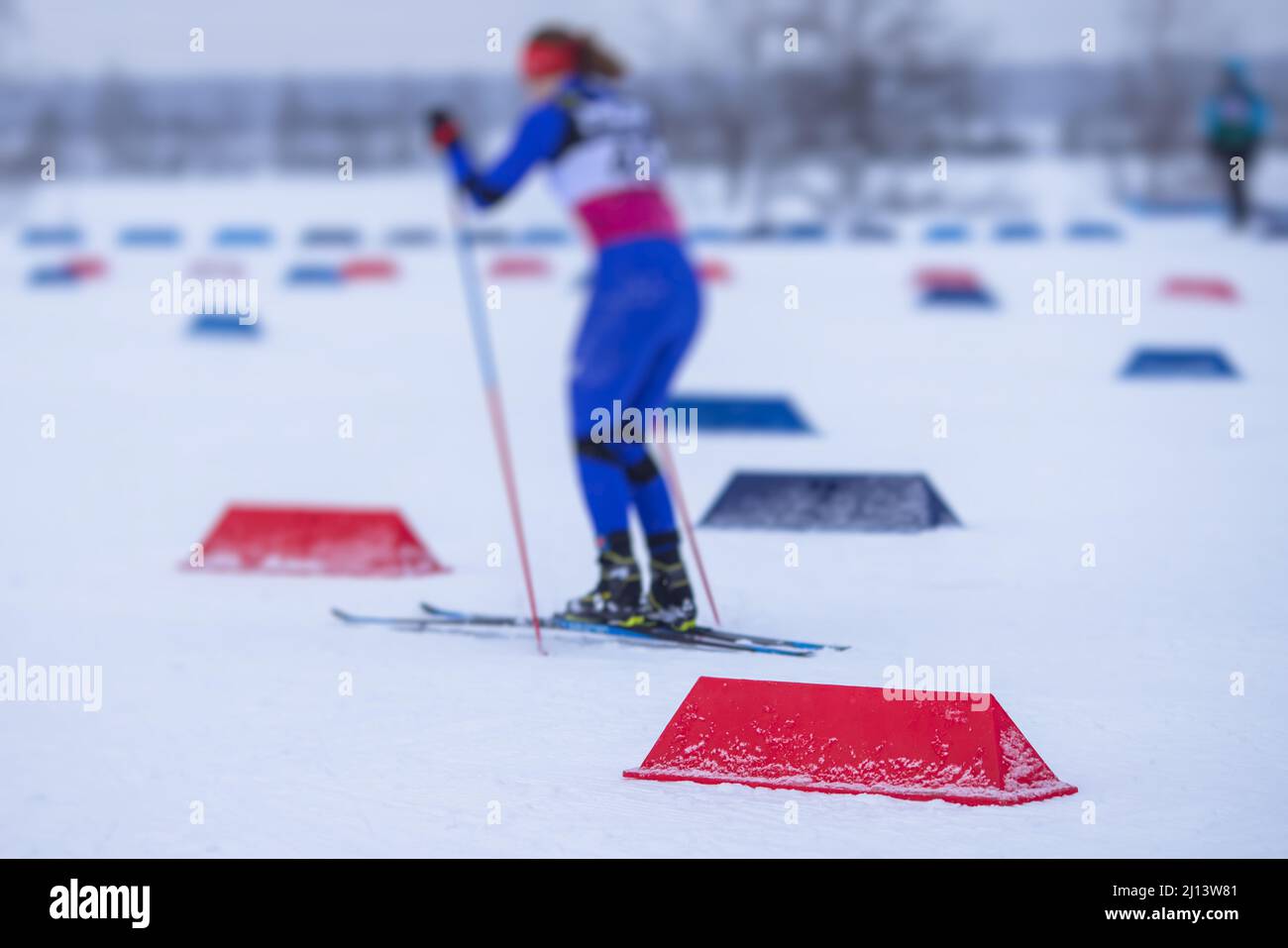 Gara di sci alpino slalom, atleti pronti ad iniziare gare di sci su pista, sci nordico su pista in inverno, slalom gigante, Foto Stock