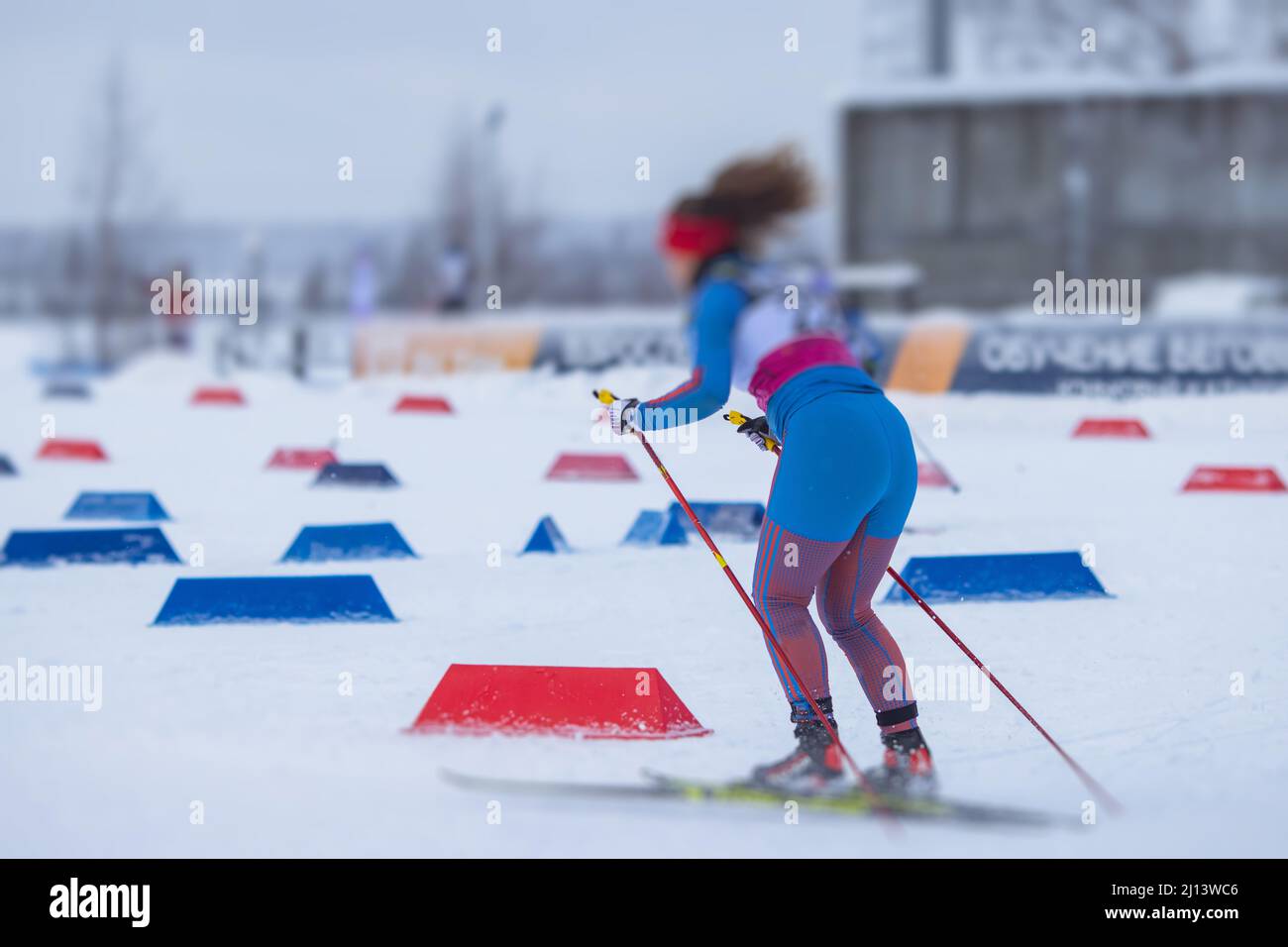 Gara di sci alpino slalom, atleti pronti ad iniziare gare di sci su pista, sci nordico su pista in inverno, slalom gigante, Foto Stock