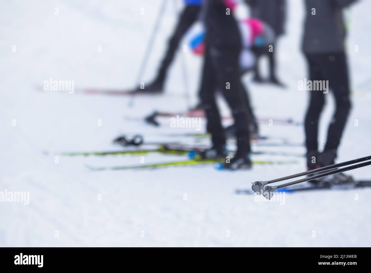Gara di sci alpino slalom, atleti pronti ad iniziare gare di sci su pista, sci nordico su pista in inverno, slalom gigante, Foto Stock