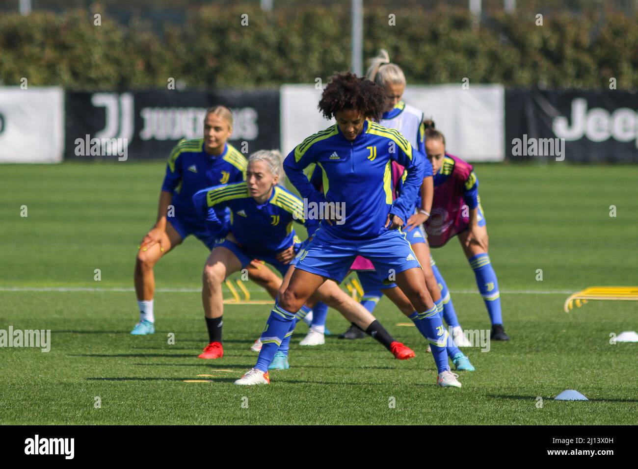 Torino, Italia. 22nd Mar 2022. Sara Gama di Juventus Donne durante l'allenamento prima delle quarti di finale della UEFA Women's Champions League contro Olympique Lyonnais presso il centro di formazione Juventus di Vinovo Credit: Independent Photo Agency/Alamy Live News Foto Stock