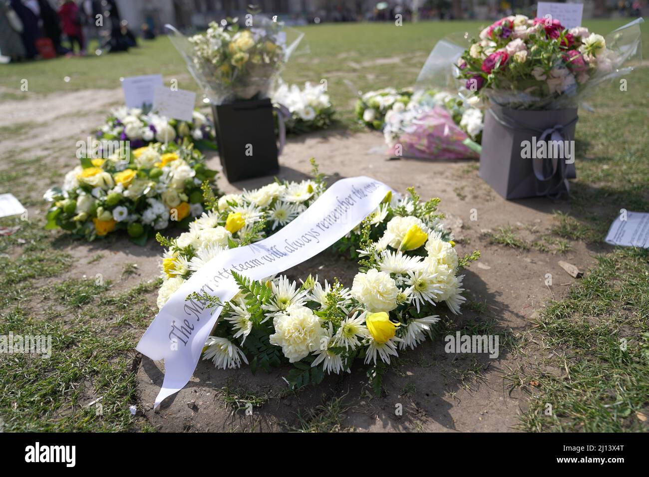 Vista generale dei tributi floreali lasciati in Piazza del Parlamento, Londra, per celebrare il quinto anniversario dell'attacco terroristico del Ponte di Westminster. Data foto: Mercoledì 16 febbraio 2022. Foto Stock