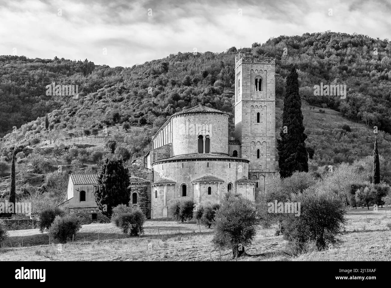 Vista in bianco e nero della bellissima Abbazia di Sant'Antimo, Montalcino, Siena, Toscana, Italia Foto Stock