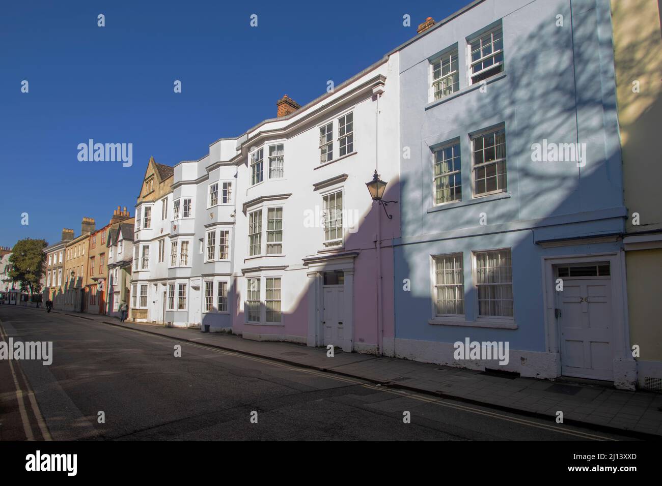Una serie di case colorate nel centro di Oxford, Oxfordshire, Regno Unito Foto Stock