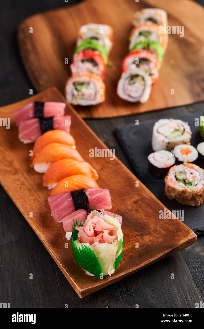 Deliziosa varietà di sushi preparati al momento Foto Stock