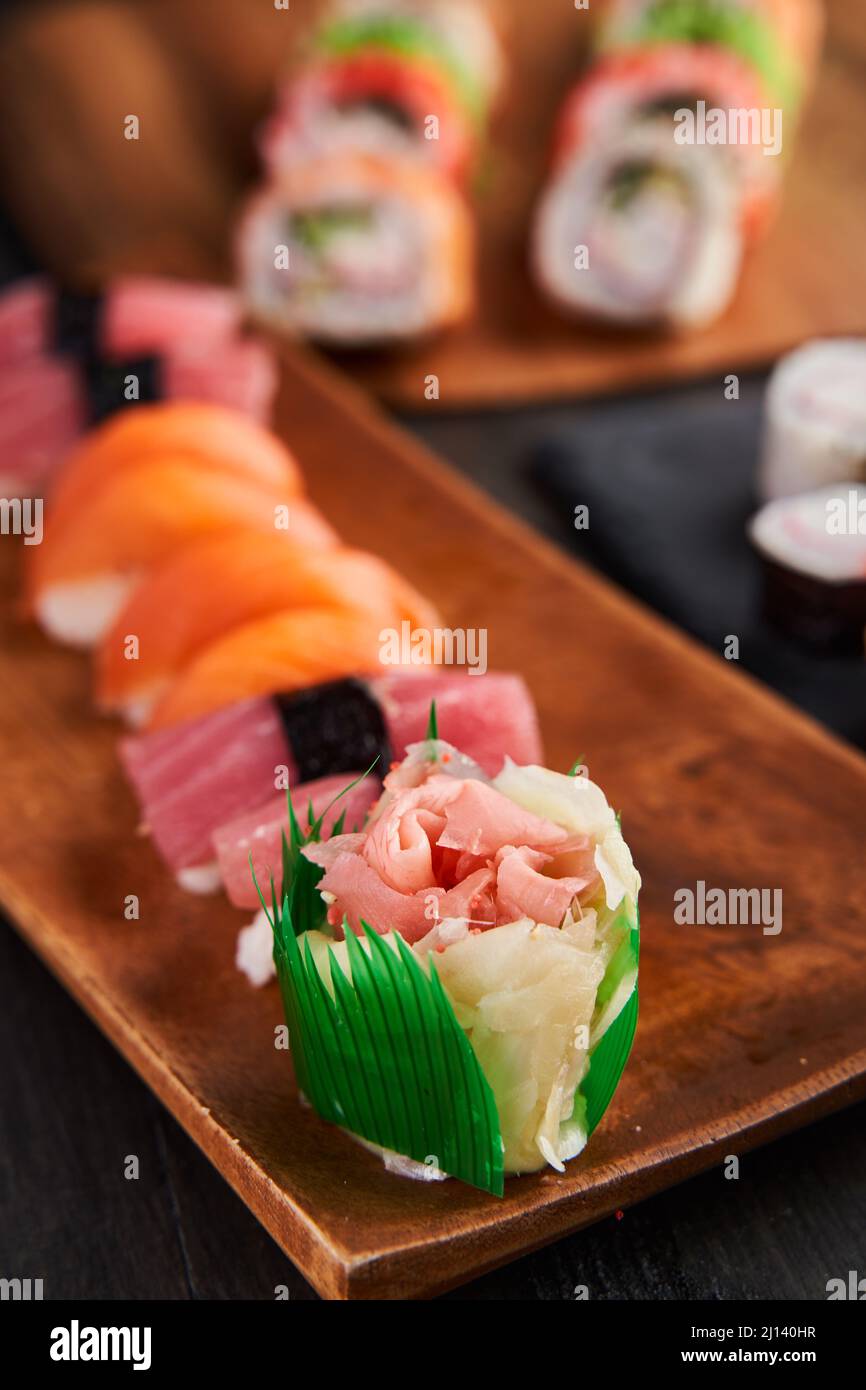 Deliziosa varietà di sushi preparati al momento Foto Stock
