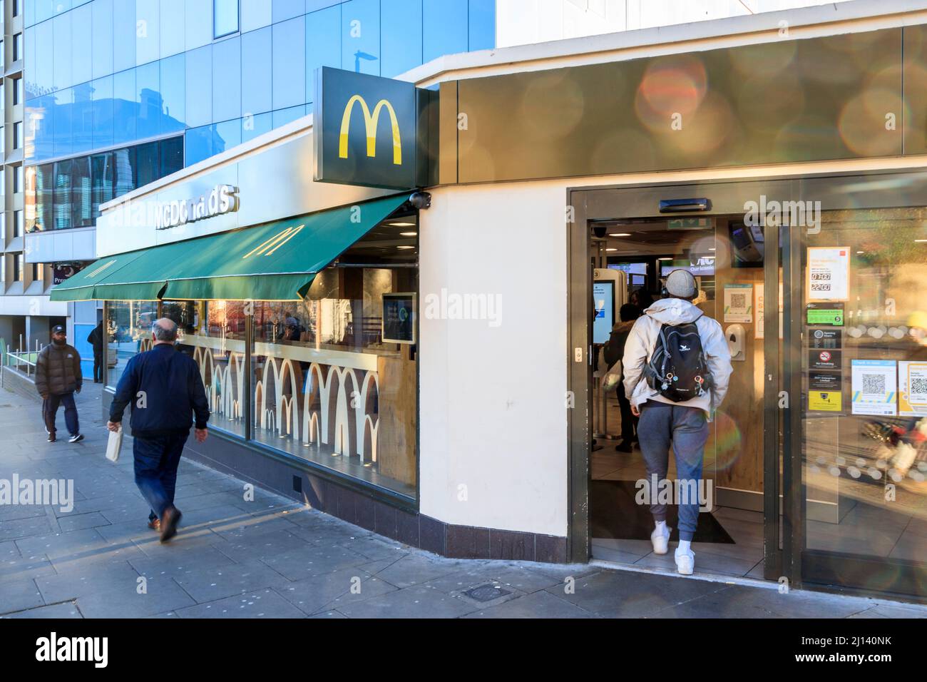Un uomo entra in un ramo di McDonalds ad Archway, North London, Regno Unito Foto Stock