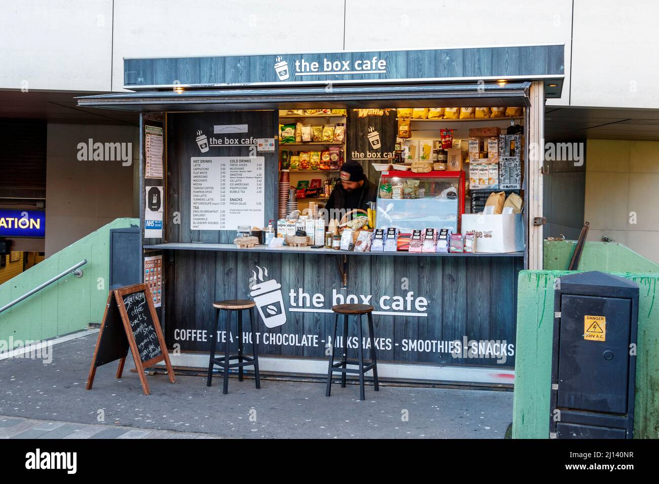 Il Box Cafe, una piccola capanna che offre bevande e spuntini fuori dalla stazione di Archway a North London, Regno Unito Foto Stock