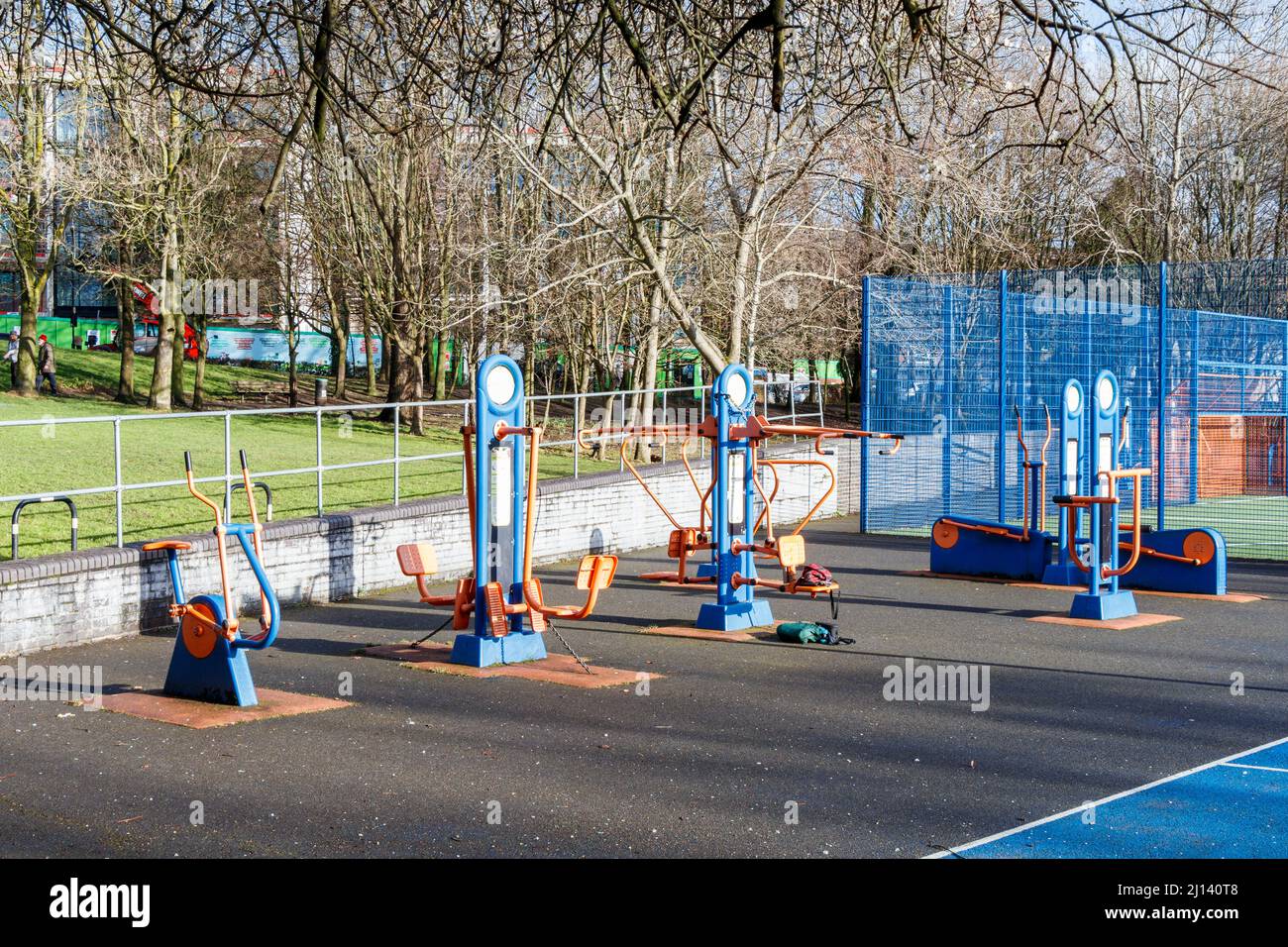 Attrezzature da palestra all'aperto per uso pubblico a Elthorne Park, North London, Regno Unito Foto Stock