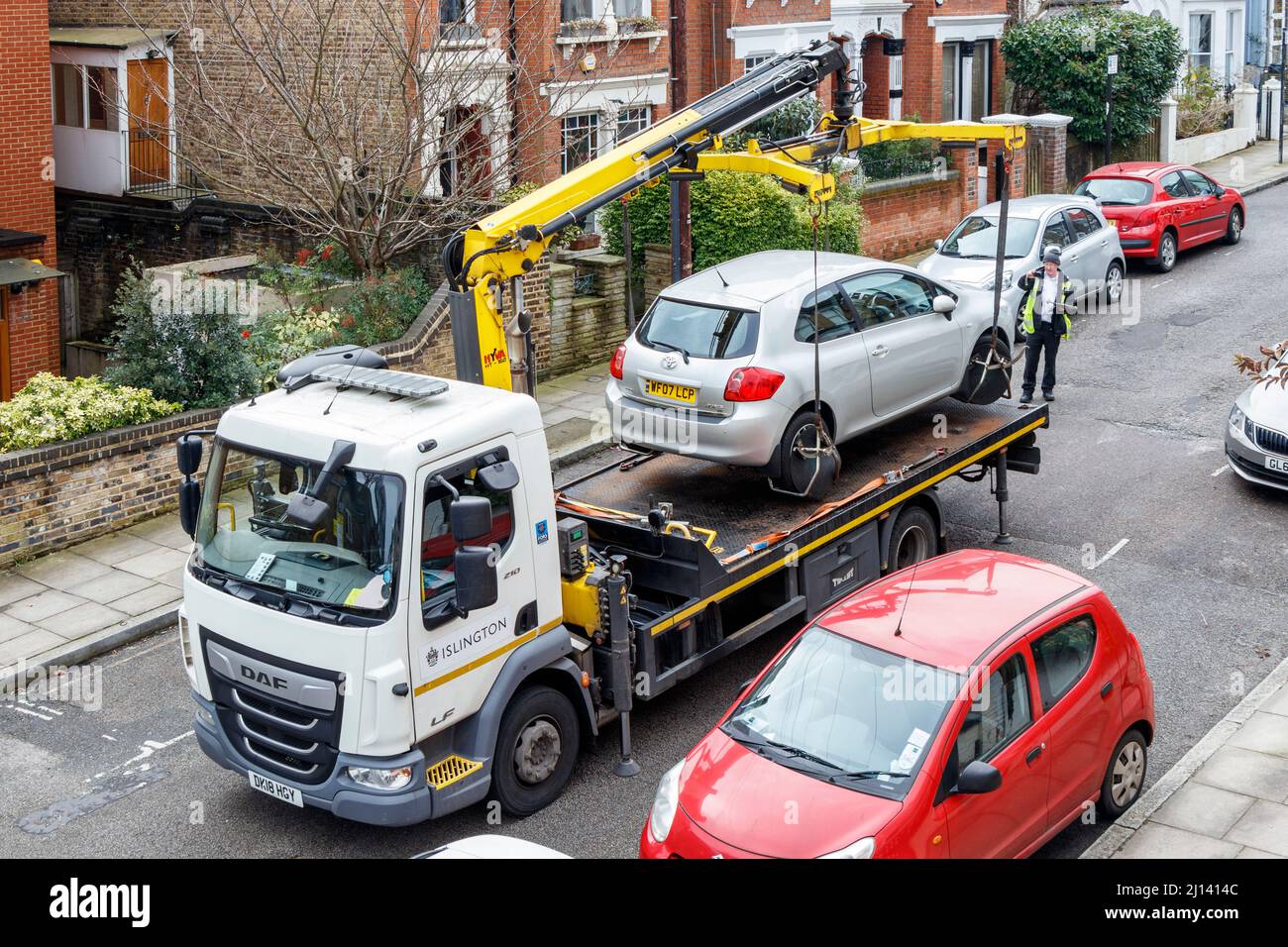 Il team di parcheggio del Consiglio di Islington rimuove un veicolo parcheggiato illegalmente, Londra, Regno Unito Foto Stock