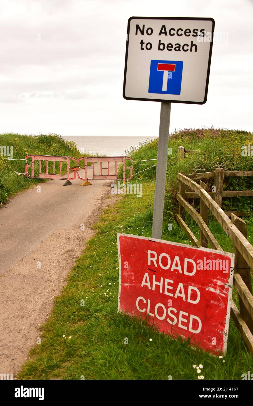 Dead End Road chiuso a causa dell'erosione del Clifftop, Norfolk, Inghilterra Foto Stock