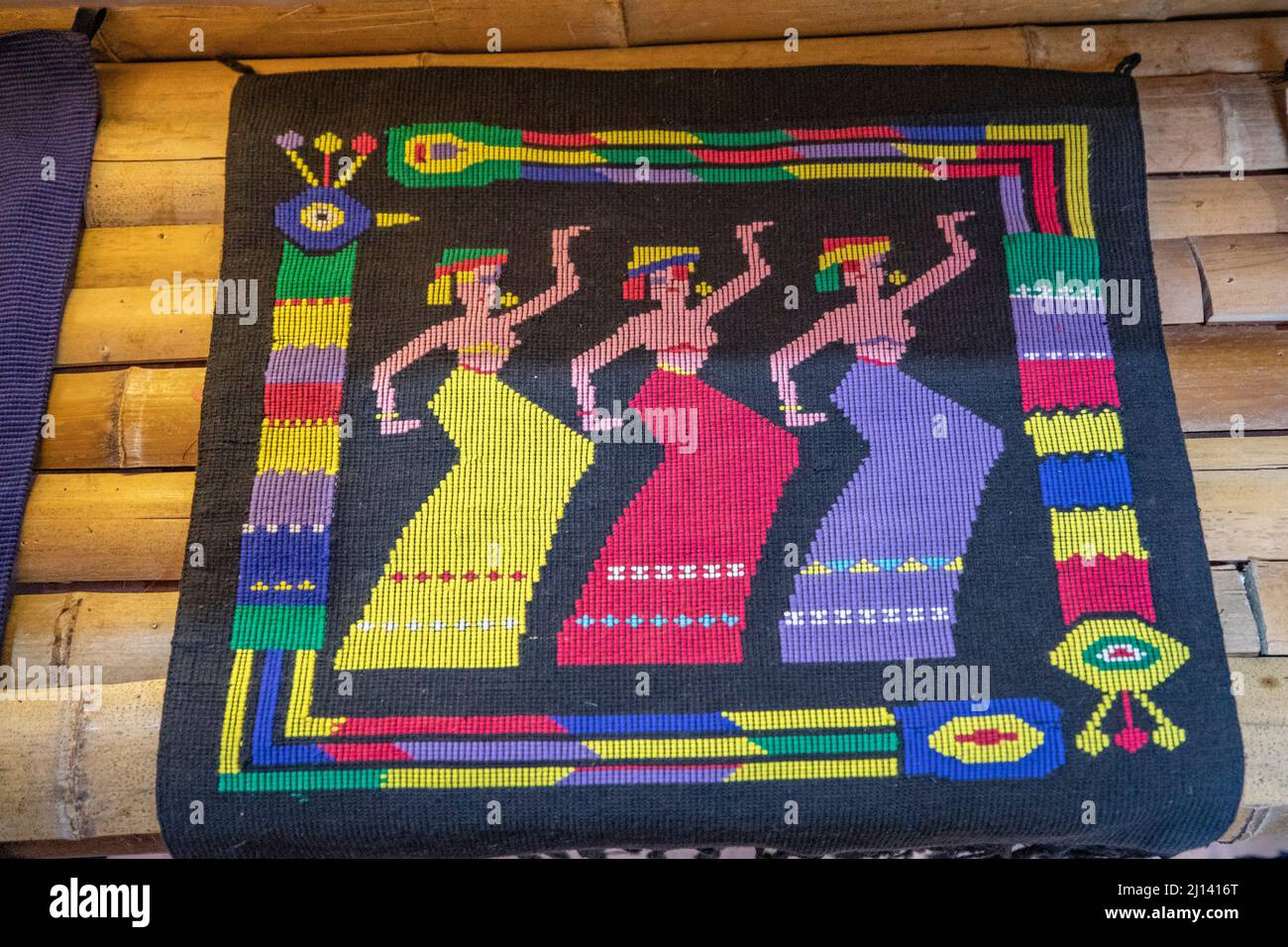 Chongqing. 22nd Mar 2022. Foto scattata il 22 marzo 2022 mostra un prodotto di Xilankapu, una sorta di broccato di Tujia, esposto nella città di Xiaonanhai del distretto di Qianjiang nel Chongqing della Cina sudoccidentale. Xilankapu, noto anche come 'maglieria floreale biancheria da letto', è stato elencato come patrimonio culturale immateriale nazionale nel 2006. Credit: Huang Wei/Xinhua/Alamy Live News Foto Stock