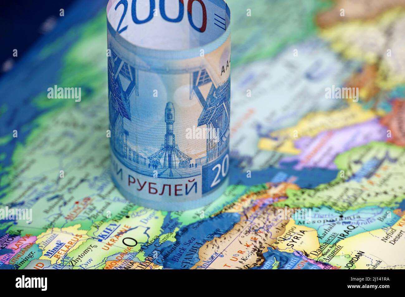 Rubli russi sulla mappa di Ucraina e Russia. Concetto di supporto russo di Donbass Foto Stock