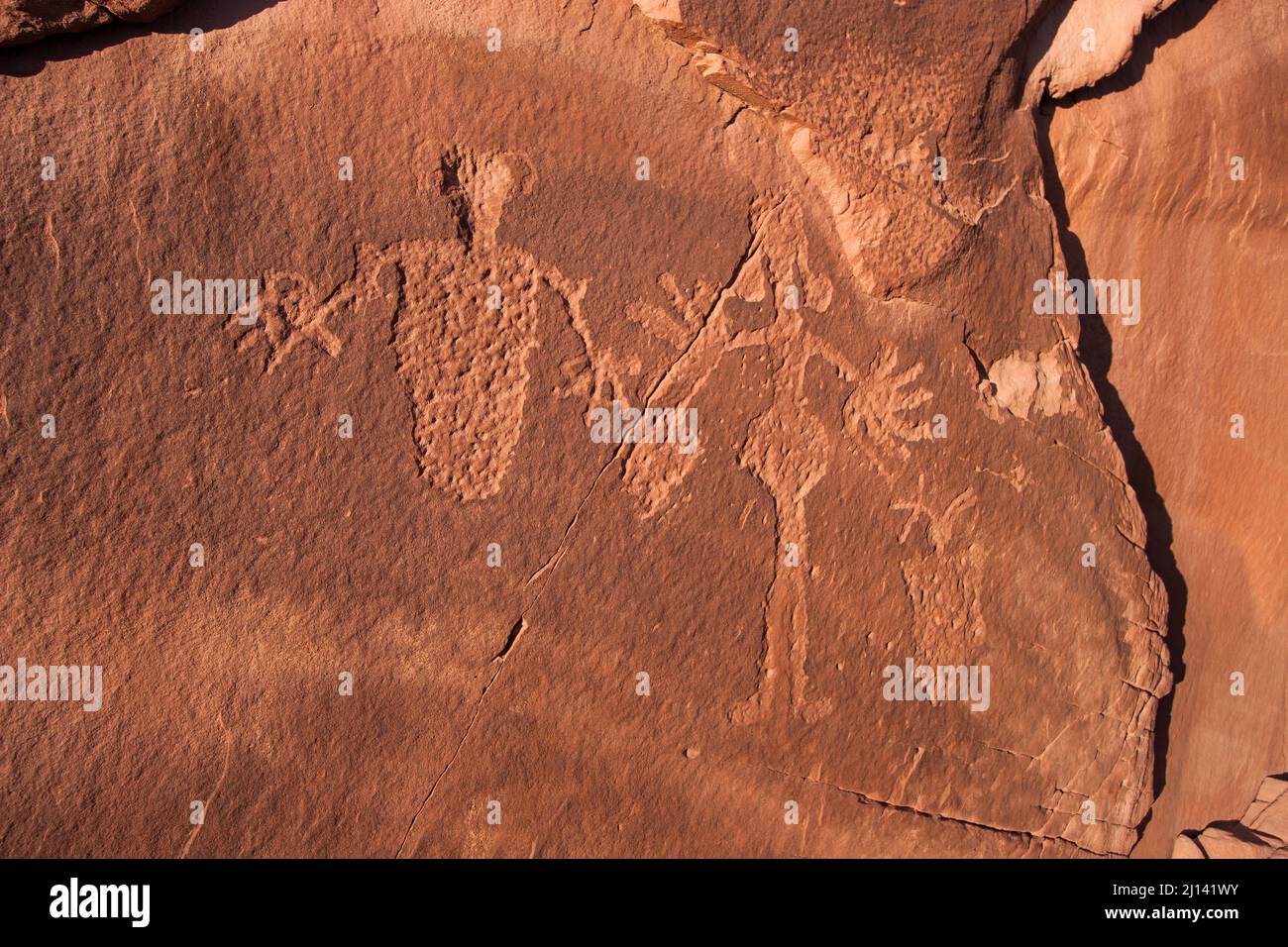 Arte rupestre ancestrale Puebloan nativa americana nel canyon di Kane Creek vicino a Moab, Utah. Questi petroglifi hanno più di 800 anni. Foto Stock