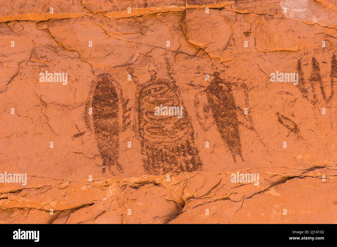 Il pannello dei pittogrammi di The intestine Man è situato su un muro di arenaria nel Seven Mile Canyon vicino a Moab, Utah. I dipinti sono stati eseguiti nel Barrier Canyon Foto Stock