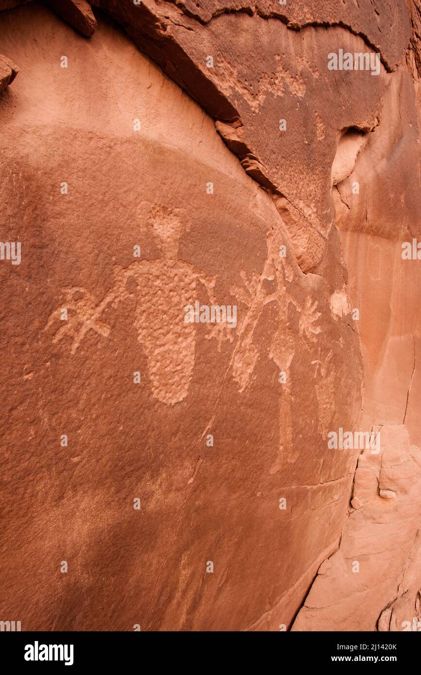 Arte rupestre ancestrale Puebloan nativa americana nel canyon di Kane Creek vicino a Moab, Utah. Questi petroglifi hanno più di 800 anni. Foto Stock