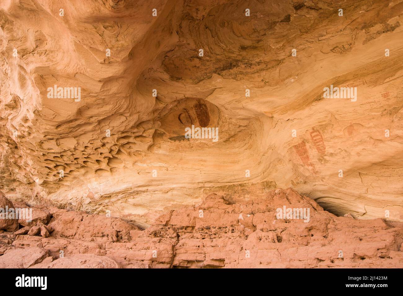 L'Hueco Pictograph Panel è situato in un'alcova nel Seven Mile Canyon vicino a Moab, Utah. I dipinti sono stati eseguiti nello stile del Barrier Canyon intorno al 30 Foto Stock
