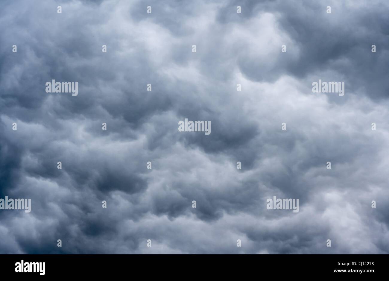 Un cielo nuvoloso scuro annuncia una tempesta di tuono che offre diverse sfumature di grigio. Foto Stock