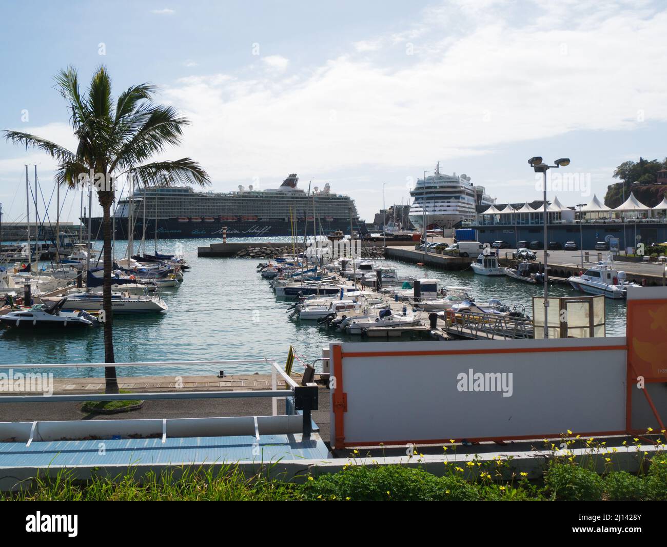 Due navi da crociera di lusso ormeggiate nel porto di Funchal Madeira Portogallo UE Foto Stock