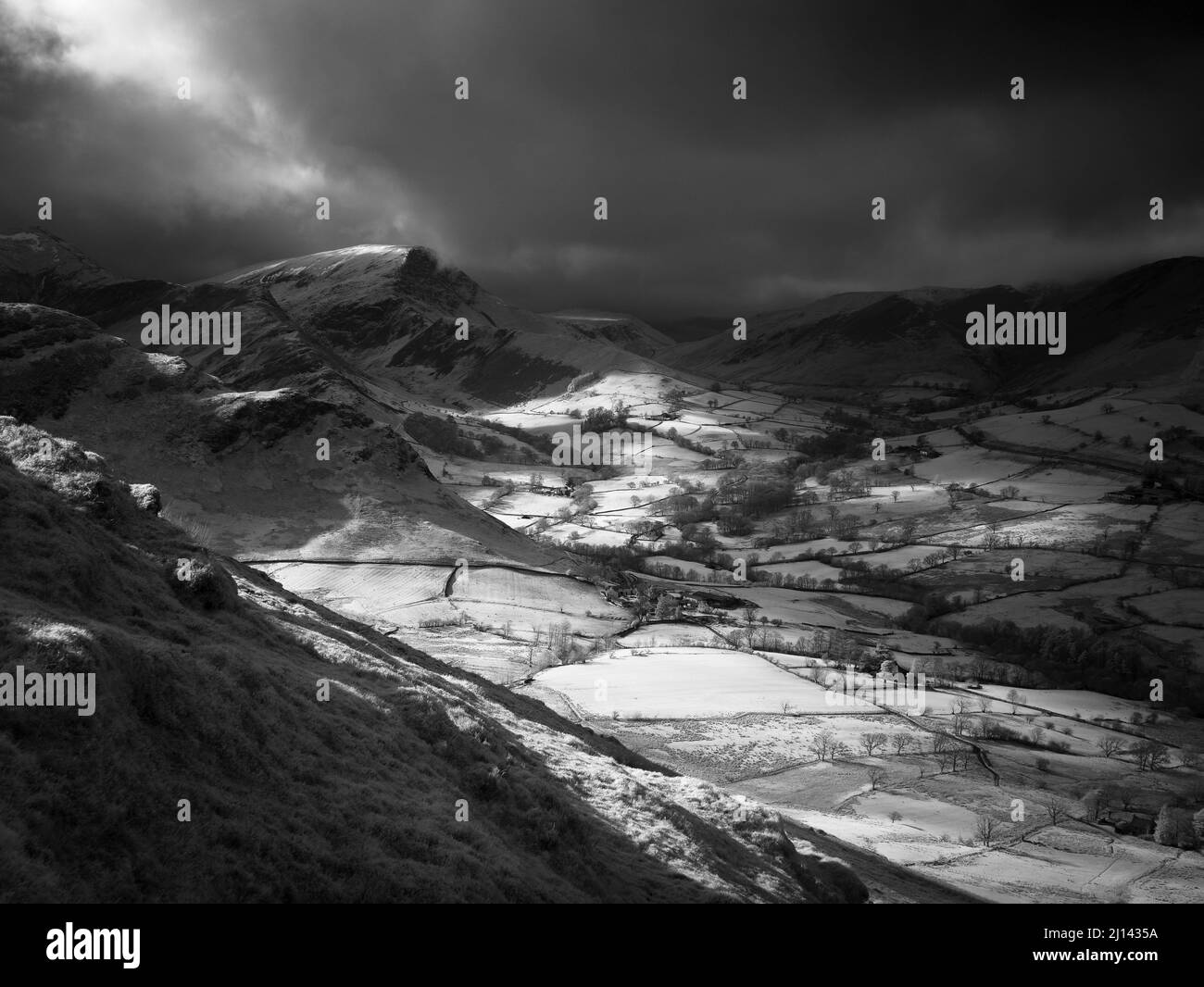 Un'immagine infrarossa in bianco e nero di Robinson sopra la Newlands Valley da Cat Bells nel Lake District National Park, Cumbria, Inghilterra. Foto Stock