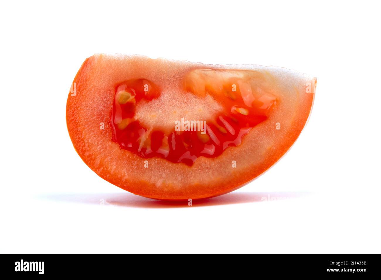 Pezzo di pomodoro fresco tagliato isolato su sfondo bianco Foto Stock