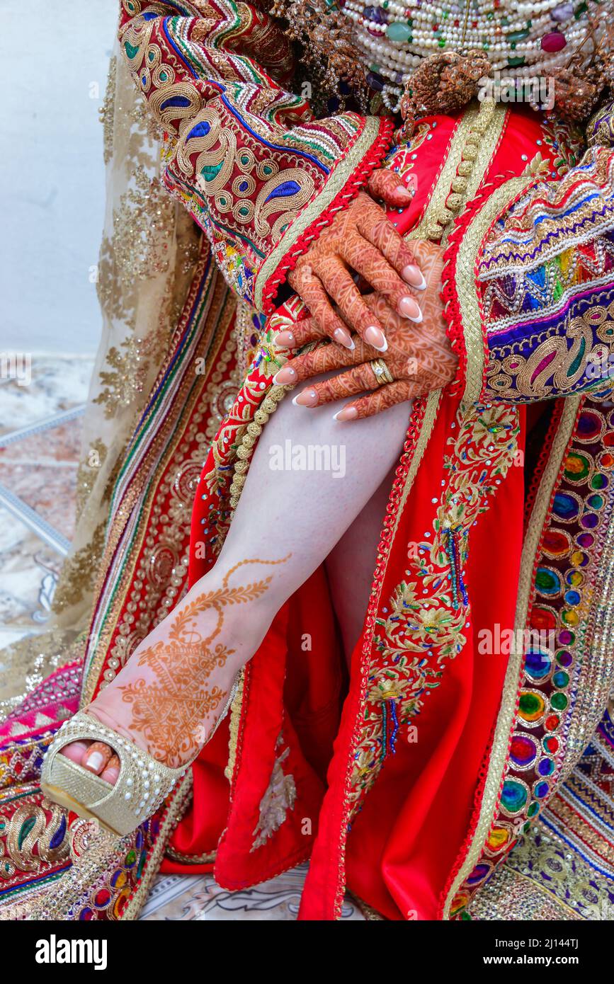 La gamba di una sposa marocchina tatuata con henné con il caftan marocchino Foto Stock