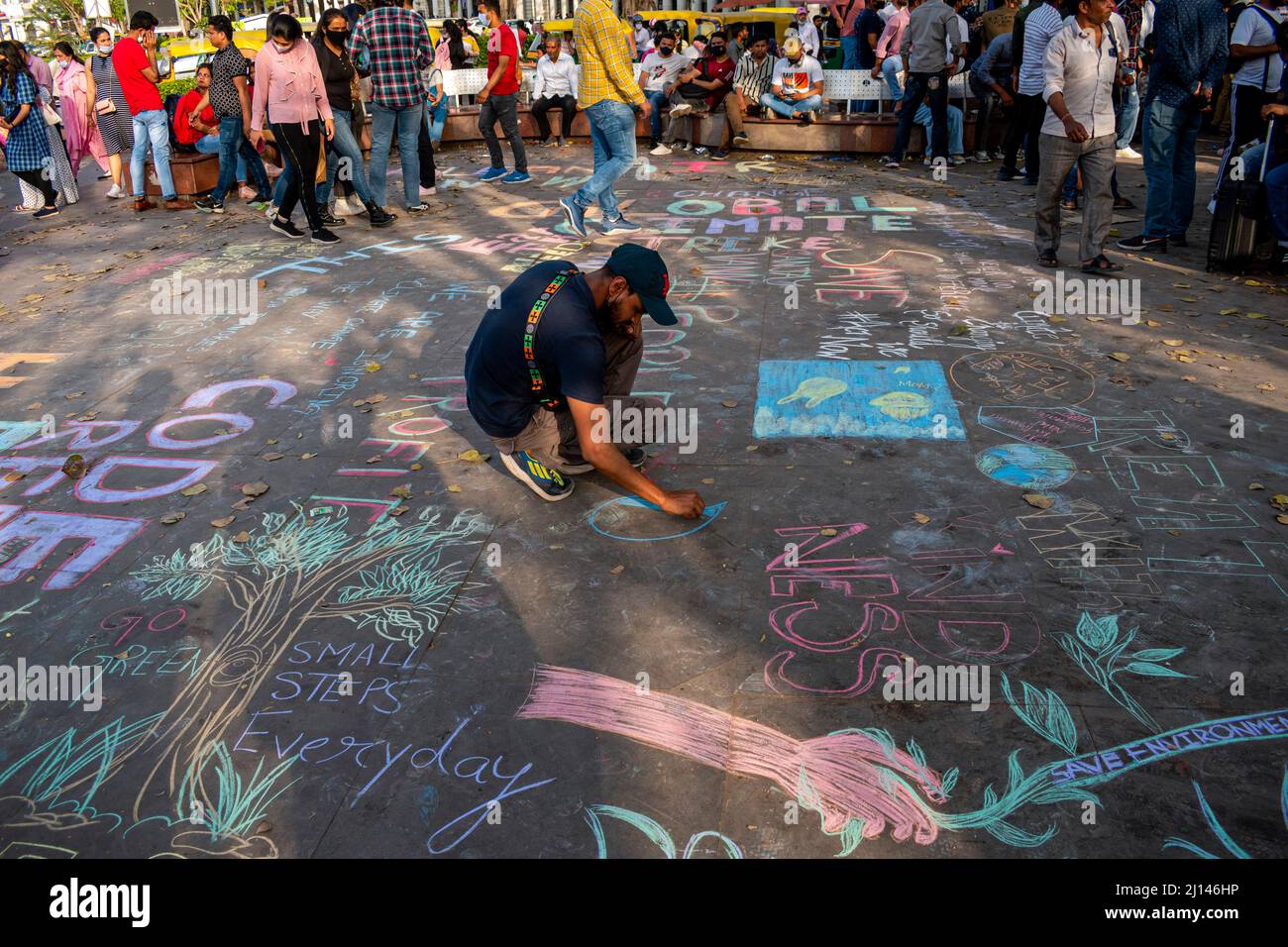 New Delhi, India. 20th Mar 2022. Persone e bambini partecipano a un evento di Street art chiamato Chalk Graffiti a Nuova Delhi, India, il 20 marzo 2022. L'evento fa parte di un'iniziativa di sensibilizzazione relativa al cambiamento climatico in futuro per i venerdì presso Connaught Place a New Delhi, India. (Foto di Mohsin Javed/Pacific Press/Sipa USA) Credit: Sipa USA/Alamy Live News Foto Stock