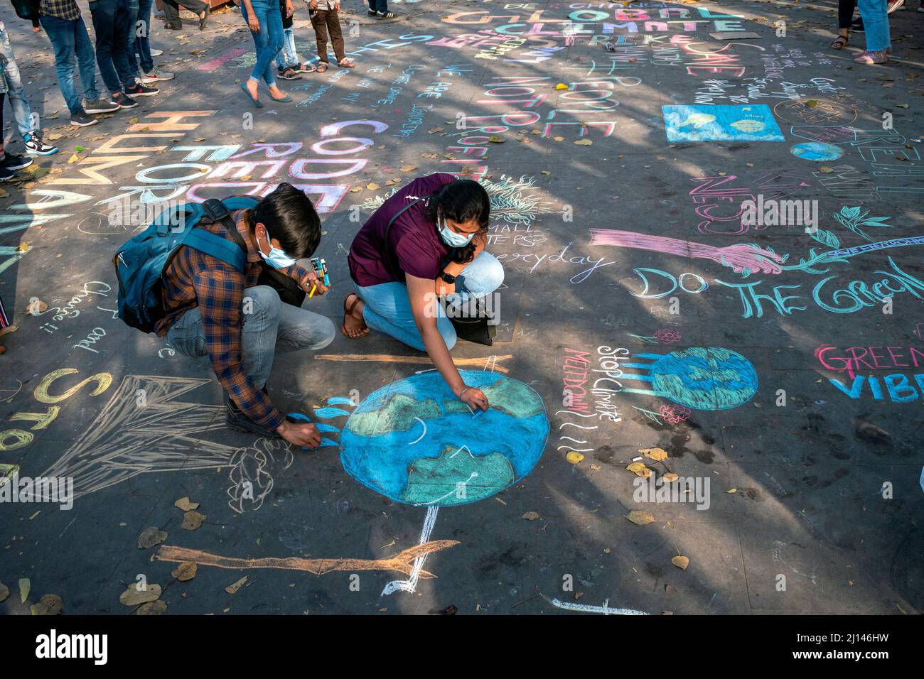 New Delhi, India. 20th Mar 2022. Persone e bambini partecipano a un evento di Street art chiamato Chalk Graffiti a Nuova Delhi, India, il 20 marzo 2022. L'evento fa parte di un'iniziativa di sensibilizzazione relativa al cambiamento climatico in futuro per i venerdì presso Connaught Place a New Delhi, India. (Foto di Mohsin Javed/Pacific Press/Sipa USA) Credit: Sipa USA/Alamy Live News Foto Stock