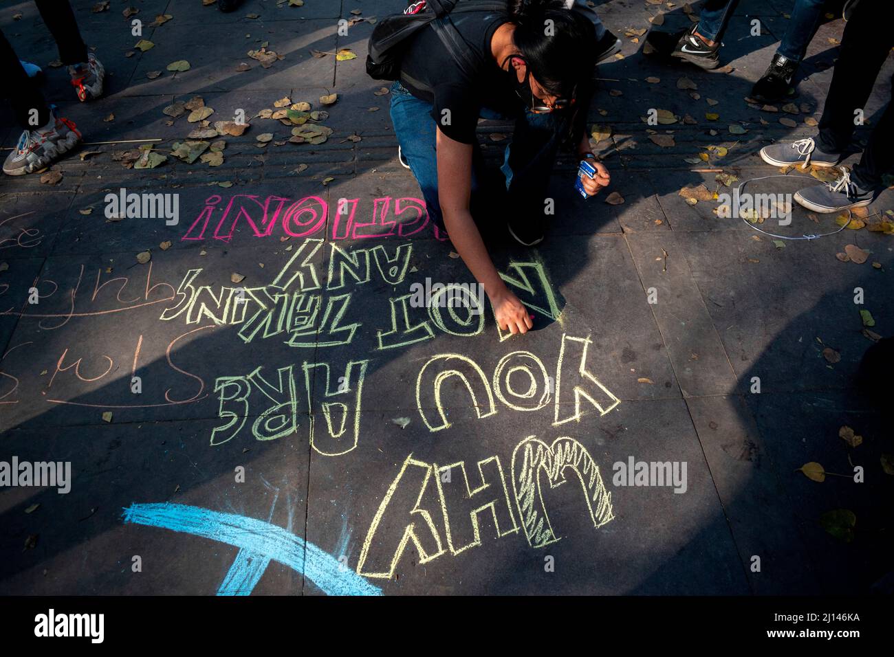 New Delhi, India. 20th Mar 2022. Persone e bambini partecipano a un evento di Street art chiamato Chalk Graffiti a Nuova Delhi, India, il 20 marzo 2022. L'evento fa parte di un'iniziativa di sensibilizzazione relativa al cambiamento climatico in futuro per i venerdì presso Connaught Place a New Delhi, India. (Foto di Mohsin Javed/Pacific Press/Sipa USA) Credit: Sipa USA/Alamy Live News Foto Stock