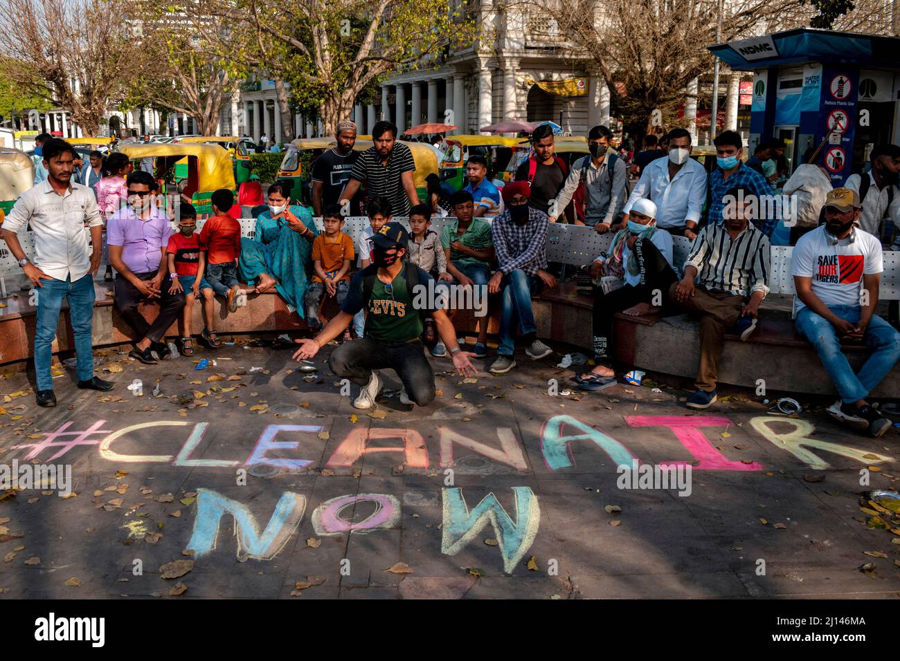 New Delhi, India. 20th Mar 2022. Persone e bambini partecipano a un evento di Street art chiamato Chalk Graffiti a Nuova Delhi, India, il 20 marzo 2022. L'evento fa parte di un'iniziativa di sensibilizzazione relativa al cambiamento climatico in futuro per i venerdì presso Connaught Place a New Delhi, India. (Foto di Mohsin Javed/Pacific Press/Sipa USA) Credit: Sipa USA/Alamy Live News Foto Stock