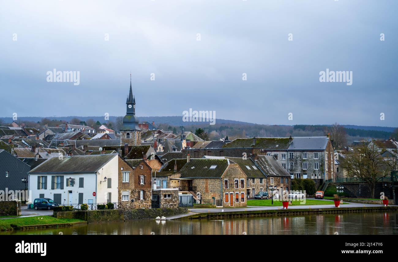 Villaggio Vireux-Wallerand e fiume Mosa nelle Ardenne francesi Foto Stock