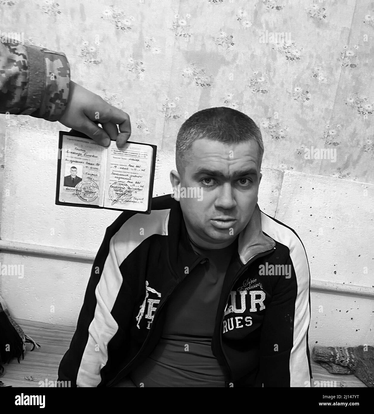 Le forze Armate ucraine riferiscono che questo colonnello tenente russo è stato preso prigioniero: Indossava mutande e calzini delle forze Armate dell'Ucraina. (Foto: Forze armate ucraine) Foto Stock