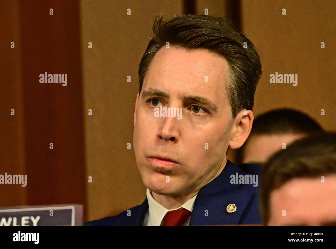 Il senatore degli Stati Uniti Josh Hawley (repubblicano del Missouri) ascolta come il giudice Ketanji Brown Jackson testimonia davanti al Comitato giudiziario del Senato degli Stati Uniti sulla sua nomina a Giustizia associata della Corte Suprema degli Stati Uniti per sostituire la Giustizia Stephen G. Breyer su Capitol Hill a Washington, DC martedì 22 marzo 2021. Foto di Ron Sachs/CNP/ABACAPRESS.COM Foto Stock