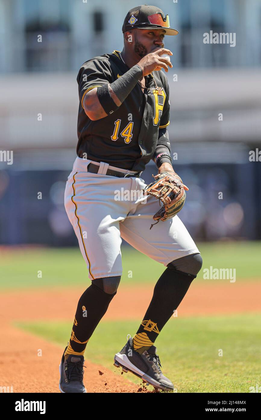 Port Charlotte, Florida USA: La terza base dei Pittsburgh Pirates Rodolfo Castro (14) bacia la palla per fortuna durante una partita di baseball di allenamento primaverile contro i Tampa Bay Rays, lunedì 21 marzo 2022, al Charlotte Sports Park. I Pirates hanno battuto i Rays 5-1. (Kim Hukari/immagine dello sport) Foto Stock