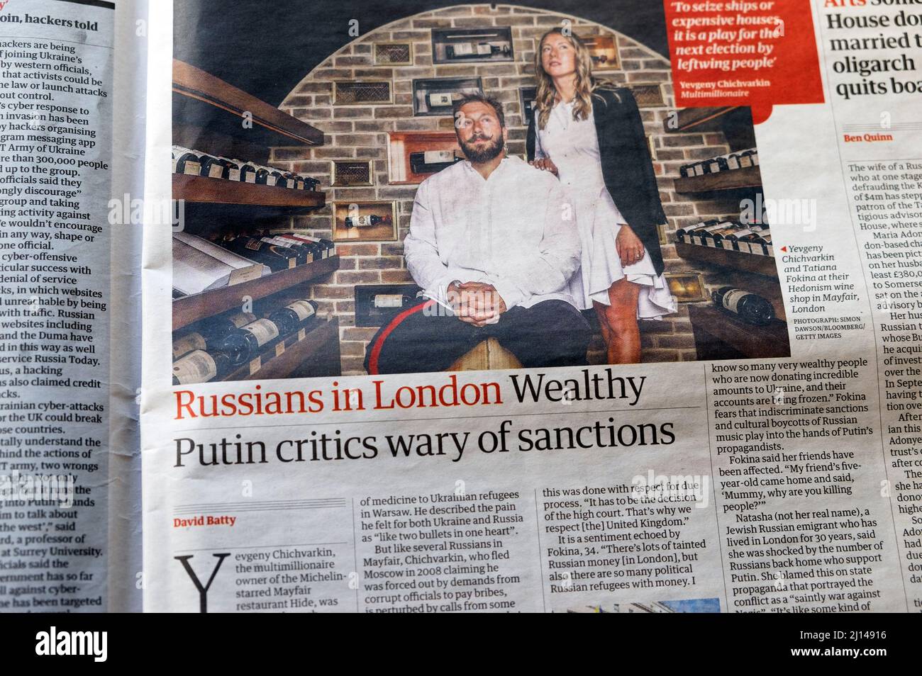 "I russi a Londra i ricchi critici di Putin si diffidano delle sanzioni" articolo di clipping del giornale Guardian marzo 2022 Londra Inghilterra Regno Unito Foto Stock