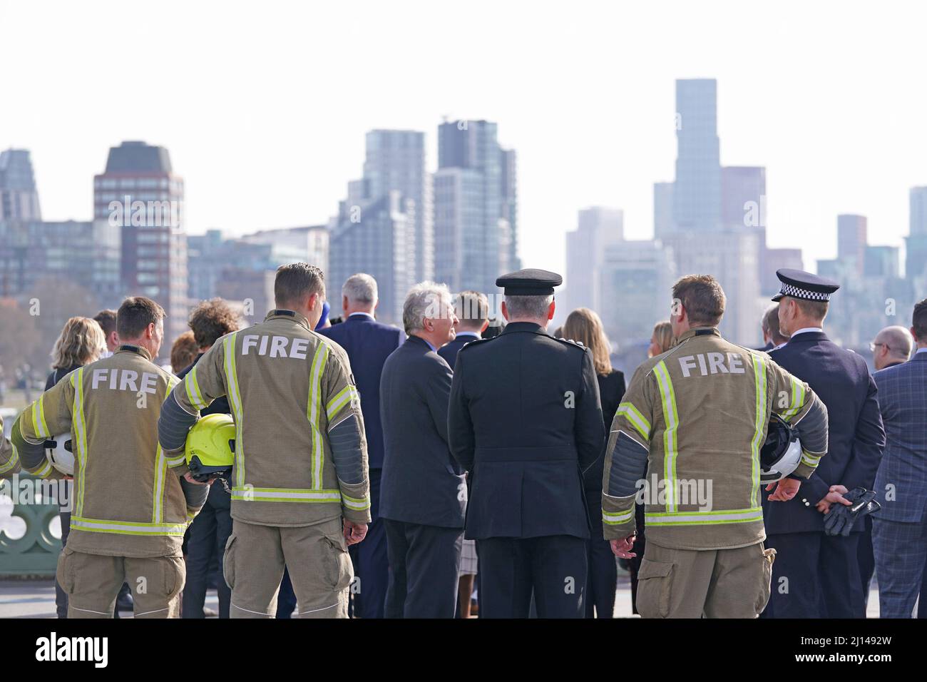 La gente partecipa ad una cerimonia sul Ponte di Westminster a Londra, per svelare una targa per celebrare il quinto anniversario dell'attacco terroristico del Ponte di Westminster. Data foto: Martedì 22 marzo 2022. Foto Stock