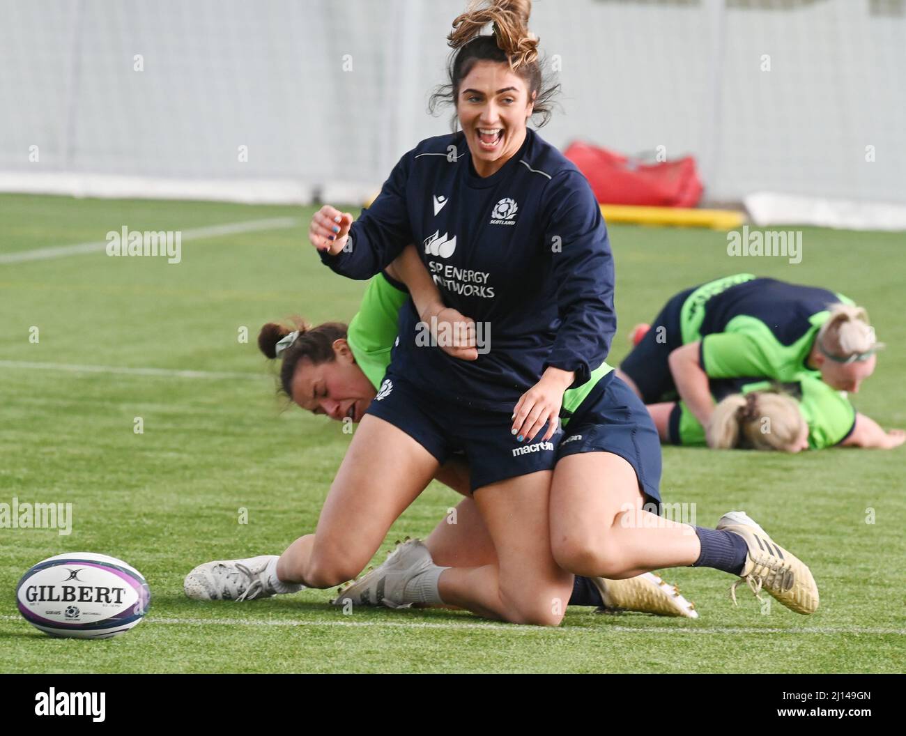 Oriam Sports Centre Edinburgh.Scotland.UK. 22nd marzo 22 .Scotland's Training Session for TikTok Women's Six Nations Rugby match vs Inghilterra . Scotland d Captain Rachel Malcolm Tackles Emma Wassell Credit: eric mccowat/Alamy Live News Foto Stock