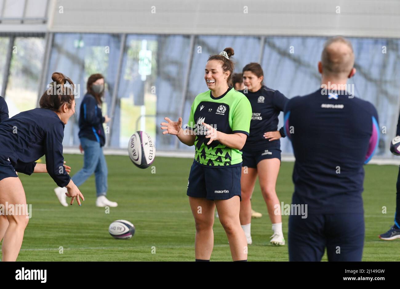 Oriam Sports Centre Edinburgh.Scotland.UK. 22nd marzo 22 .Scotland's Training Session for TikTok Women's Six Nations Rugby match vs Inghilterra . Scotland Captain Rachel Malcolm & Emma Wassell (L) Credit: eric Mccowat/Alamy Live News Foto Stock