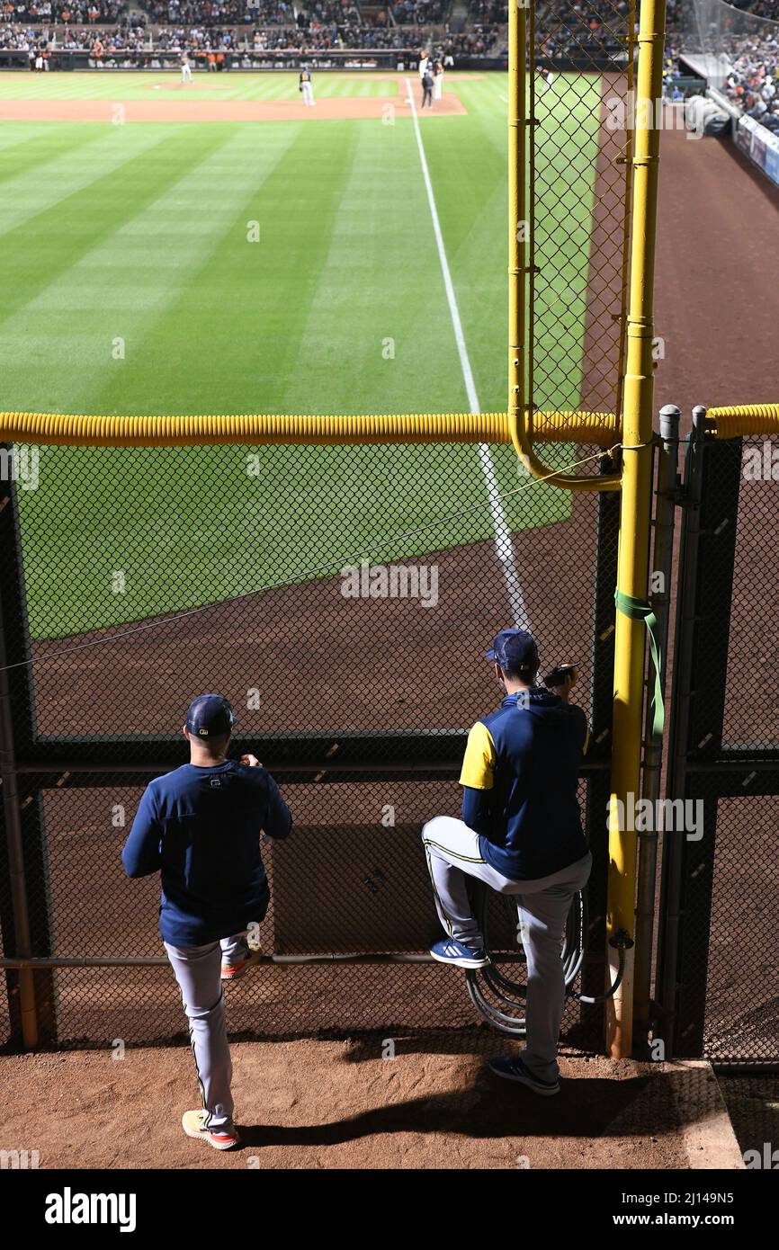 Gli allenatori dei Milwaukee Brewers guardano una partita dal bullpen durante una partita di baseball degli allenamenti primaverili della MLB, lunedì 21 marzo 2022, a Scottsdale, Ariz. (Chris Bernacchi/immagine dello sport) Foto Stock